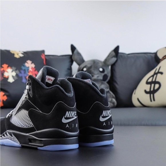 Jordan 5 Metallic Reimagined - Picture 2 of 5